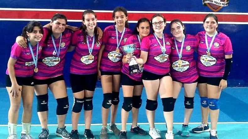 MEDALLAS. Las chicas de la Sub 13 de Sinergia con la copa de campeonas..