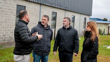 EN OBRA. Achával, junto a Juan Manuel Morales, Santiago Laurent y Soledad Peralta, durante la recorrida en el Club Municipal Peruzzotti.
