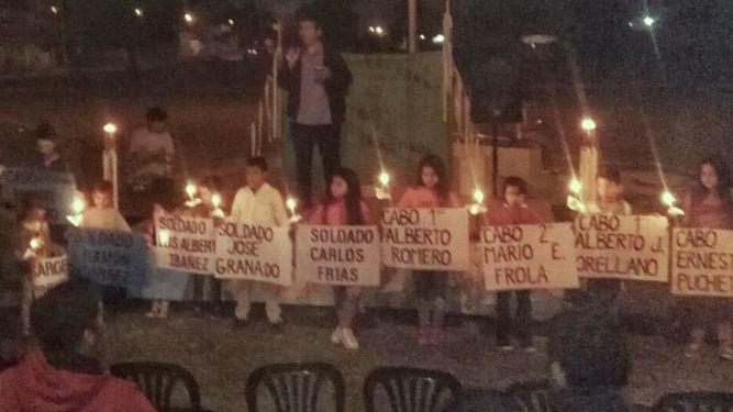 Los nombres de los caídos en el hundimiento del Crucero General Belgrano, iluminados por el fuego de la victoria..