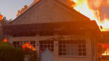 impactante incendio del house de un country en la lonja