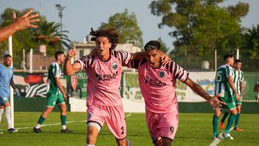 Gerónimo Govi celebra la conquista que le dio el triunfo a Real Pilar. Gerónimo Govi celebra la conquista que le dio el triunfo a Real Pilar.