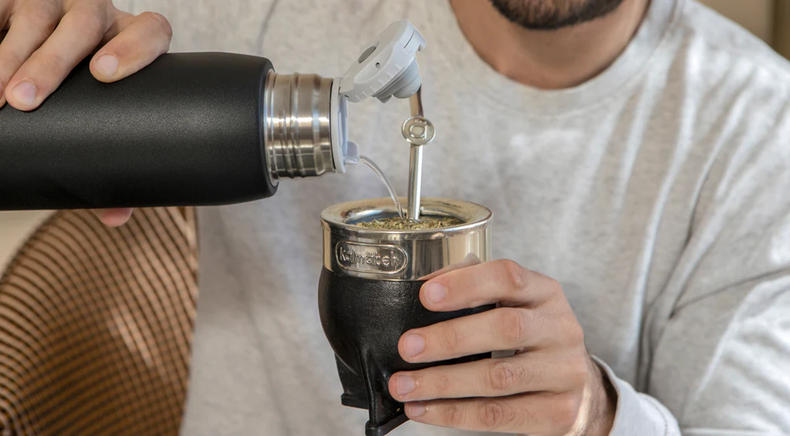 El mate es una de las bebidas más típicas de la Argentina. (kalmateh.com)..webp