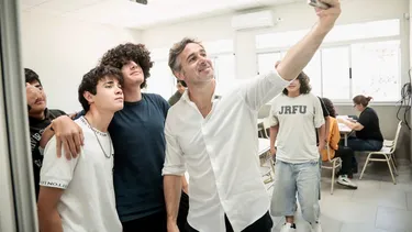 SELFIE. Achával se fotografió con los alumnos que le pidieron un recuerdo de su paso por la escuela.