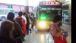 ARRIBA. Entre la bronca y la resignación, los pasajeros pagaron las nuevas tarifas..