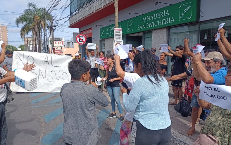 Desalojados del barrio Río Luján recibieron apoyo de organizaciones sociales.