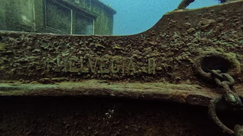 El Helvecia, oculto en el Nahuel Huapi por más de un siglo. (Lucas Bonfanti).png