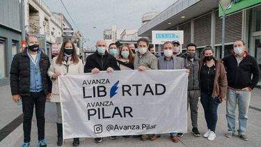 RECORRIDA. Espert se reunió con los suyos en el centro y dialogó con vecinos .
