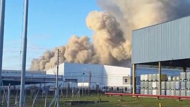 HUMO. El fuego se inició en un depósito de la empresa UNE SRL, ubicada en la calle 10 del Parque Industrial.