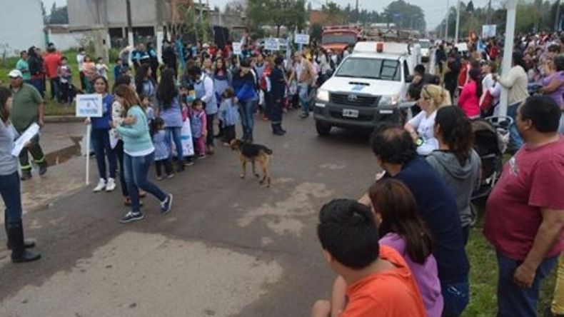 Llega la cuadrilla de Edenor, desfilando entre los vecinos (foto: Quiero Villa Rosa)..
