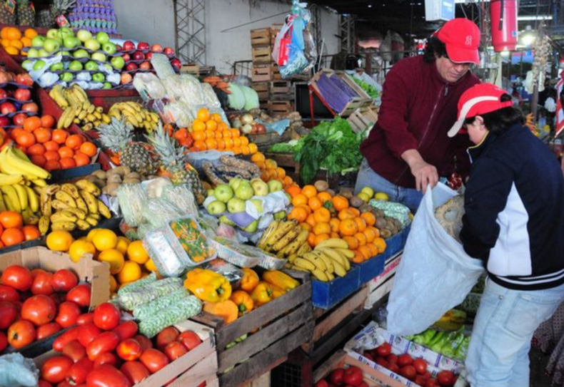 FRÍO. Luego de la ola polar y las intensas heladas, los precios de frutas y verduras se dispararon. &nbsp;