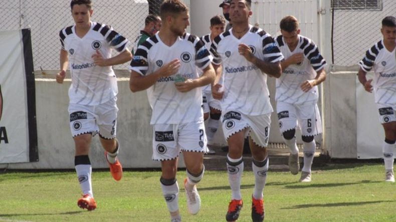 A JUGAR. Manuel Sánchez (2) y Fittalioli (8) salen a la cancha..