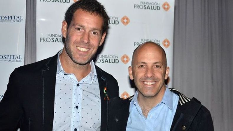 DE ORO.. El medallista olímpico Juan Gilardi, integrante de Los Leones, junto al intendente Nicolás Ducoté en la V Cena Anual Solidaria de la Fundación ProSalud..
