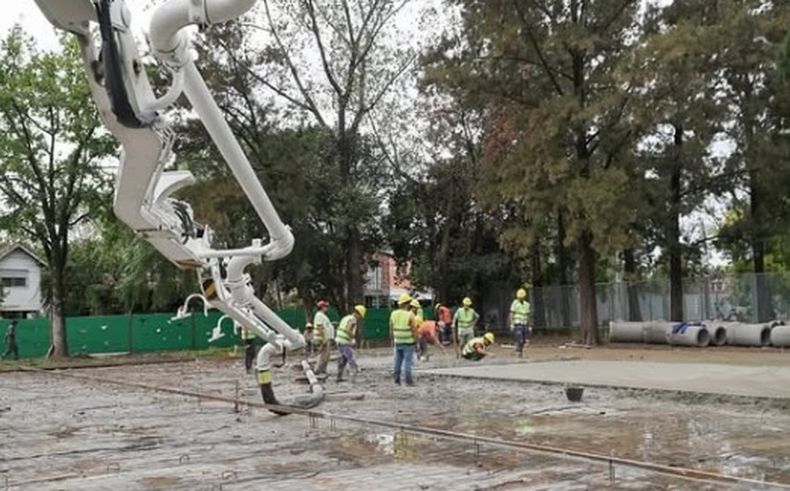 MANOS A LA OBRA. Las cuadrillas municipales apuran los trabajos de la plaza.
