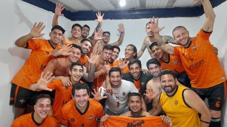 FELICIDAD. Los jugadores de Manzanares festejan el triunfo después de 9 partidos..