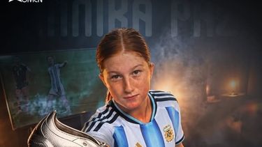 Annika con el botín de plata tras ser la segunda goleadora en el Mundial Sub 20 de Polonia.