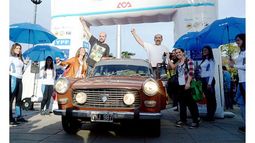 GANADORES. Gastón y Luis Galardi parados en el Peugeot 404, en la llegada de Rosario..