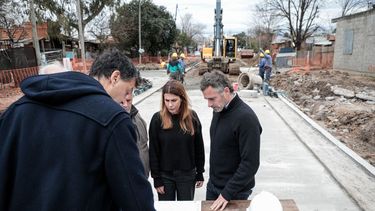RECORRIDA. Achával y Peralta supervisaron los trabajos en el barrio.
