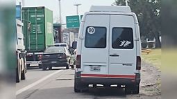 #LaPatenteNoSeMancha versión “si la vamos a hacer, la vamos a hacer bien”. Multa, licencia retenida... es negocio hacer esto en vez de respetar la velocidad máxima? Pablo Martinez Carignano / @pmcarignano.