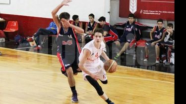 GOLEADOR. Oroná hizo 25 puntos en el 91-33 de la Sub 19..