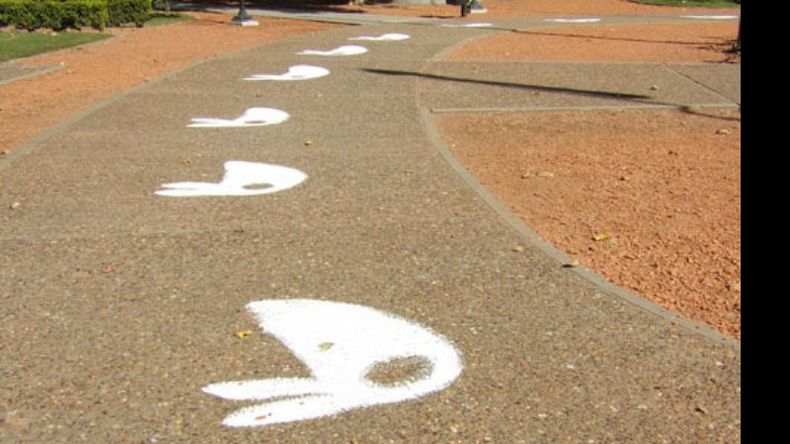Jóvenes K pintaron los pañuelos en la plaza de Pilar..