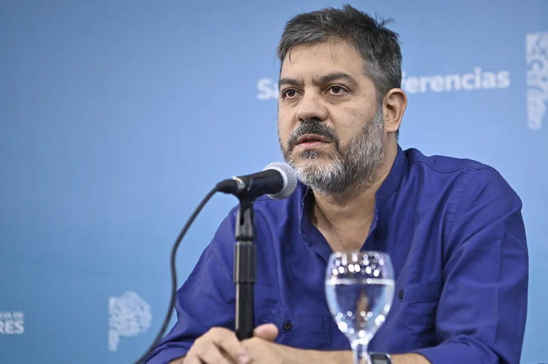 Lo adelant el ministro Carlos Bianco El gobernador de la Provincia anunciar el jueves un refuerzo del programa en medio de la polmica por el Plan Remediar