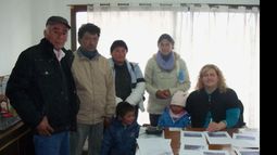 Vecinos del barrio Agustoni junto a la concejal del Pro Silvana Aguilar..