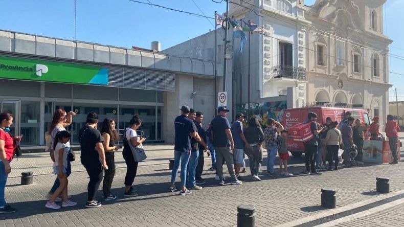 El móvil de Coca Cola se apostó en el frente de la Iglesia..