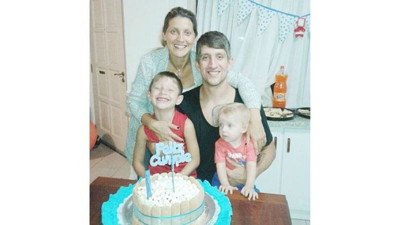 32 VELITAS PARA JONY TREISE. El basquetbolista celebró su cumpleaños en familia. “Gracias a todos los mensajes y deseos por la llegada de los 32! Quiero compartir mi mejor regalo de la vida, fui muy feliz hoy...”, escribió en su Facebook..