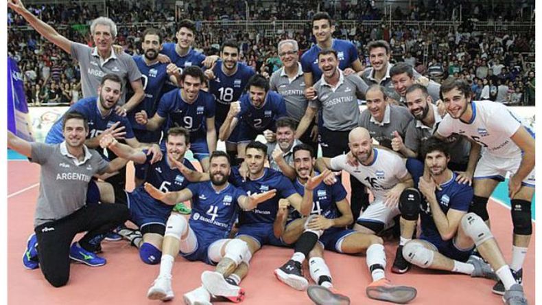MUNDIALES. González y Flores junto a la Selección, que clasificó al torneo internacional..