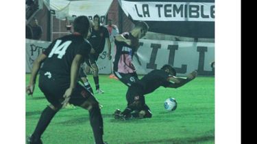 Gil saca el remate y la pelota dará en las manos de Lobato. Penal no sancionado..