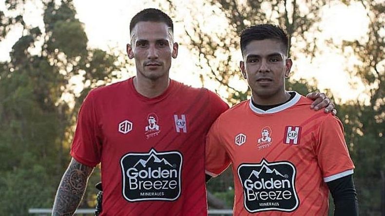 GOLEADOR. Ghiglione junto al arquero Quiroga, piezas claves en la levantada de Atlético..