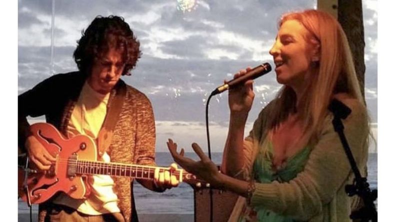 Tributo. La cantante pilarense Macarena Robledo cruzó el charco para rendirle homenaje a Luis Alberto Spinetta. En el parador Olaf de Punta Ballena, en Punta del Este, la artista deleitó a los presentes con los mejores temas del “Flaco” en una fecha muy especial, el día en el que el músico argentino hubiera cumplido 69 años. Emocionada, Maca escribió: “Feliz cumple Luis, el amor en nuestros corazones y vibrar tu música en nuestros cuerpos e instrumentos”..