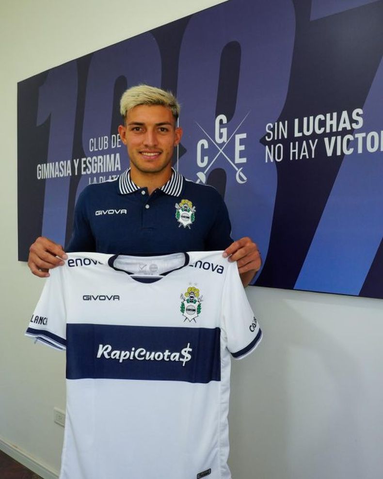 Ingolotti posa con la camiseta de Gimnasia