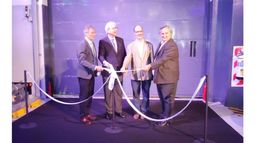 CINTAS. Funcionarios y empresarios en la inauguración de ayer..