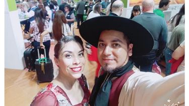 DOCENTE. Luciano Leal conduce un nuevo grupo folclórico..