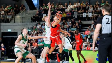 Lucas Giovannetti sumó 10 puntos ante el Zalguiris Kaunas.