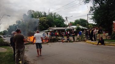 CALLE KIRCHNER. Vecinos del barrio El Bosque durante la protesta.