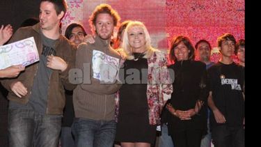 Matías Carballo, cantante de Elipas, junto a Carmen Rodríguez, titular de Educación y Cultura..