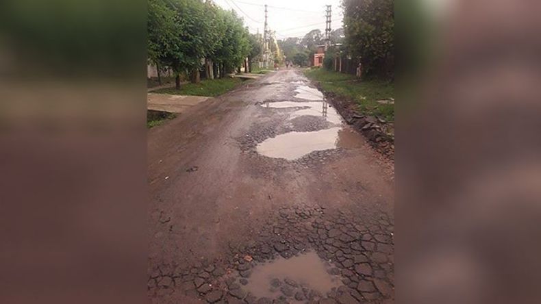 POZOS. Denuncian que la calle Entre Ríos del barrio El Triángulo está intransitable..