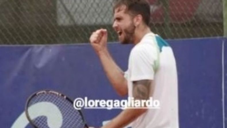 Lorenzo Gagliardo avanza a puño cerrado..