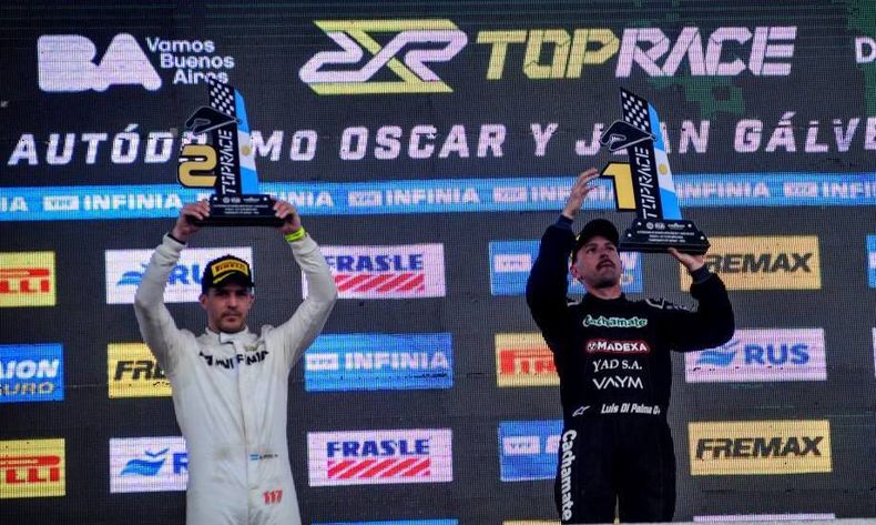 Matías Rossi con su trofeo en La Catedral en la fecha del Top Race.