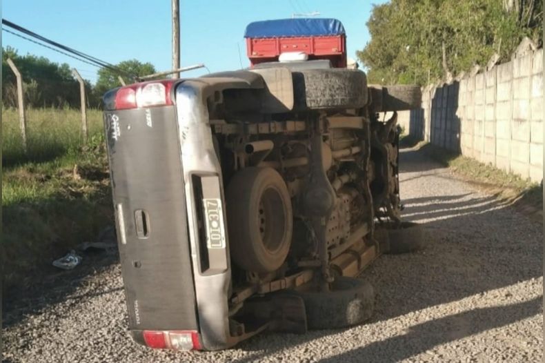 La camioneta quedó semi volcada.