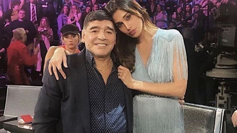Diego Maradona en el programa italiano Amici, conducido por la modelo pilarense Belén Rodríguez. Ambos deleitaron al público bailando Qué es lo que pasa, tema de La Nueva Luna..