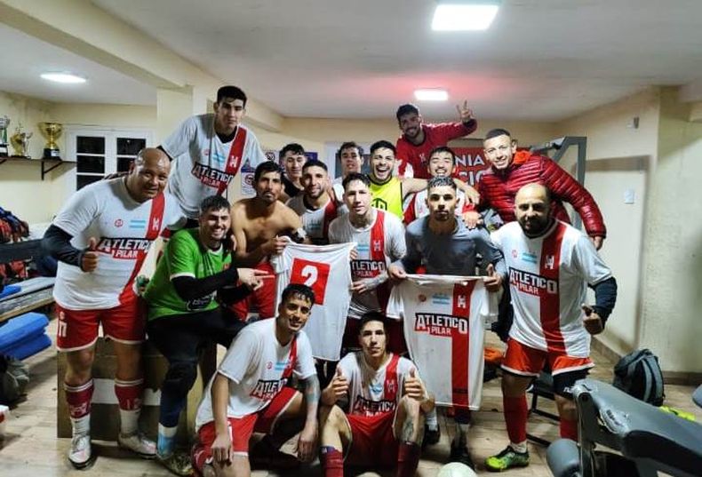 FESTEJO.&nbsp;Los jugadores de Atlético celebran en el vestuario el inicio triunfal en el torneo.