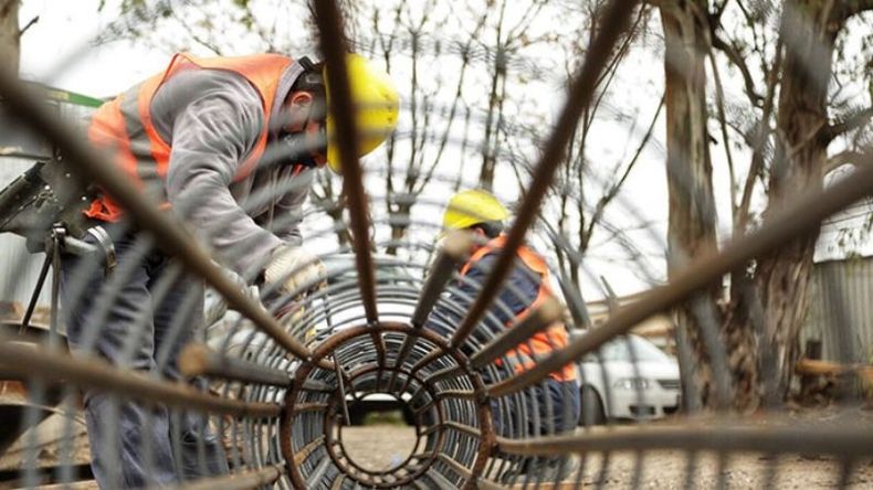 Comenzamos la colocación de los pilotes, como parte de la primera etapa de la construcción del nuevo paso bajo nivel de la calle Bergantín Independencia, en #Pilar. Trenes Argentinos Infraestructura / @trenesarginf. .