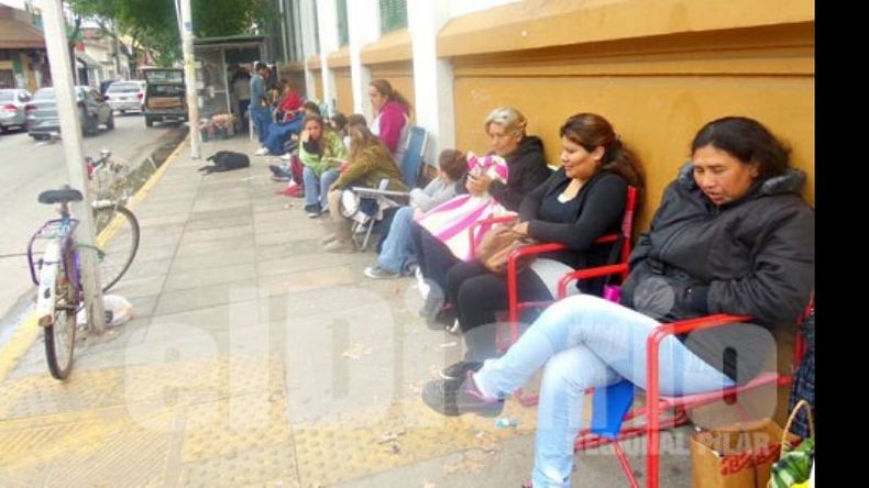 Las primeras de la fila llegaron el domingo a las 17 horas..