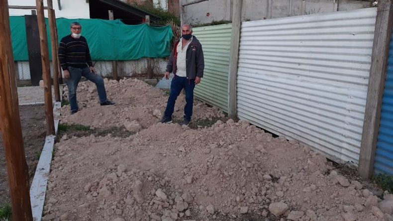 El lugar en el que aparecieron los restos fósiles, traídos por un camión con tosca..