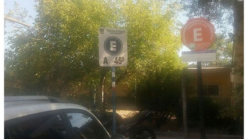 CARTELES. En Del Viso está todo listo, en Derqui los comerciantes lo rechazan..
