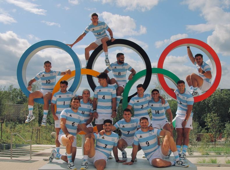 El plantel de Los Pumas 7s con Tabías Wade (Nº7) en los anillos olímpicos.