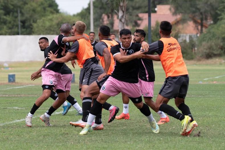 PARIDAD. Real Pilar empat&oacute; en los dos partidos frente a un equipo de Primera Nacional.